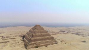 Pyramides : les mystères révélés (Meïdoum et le mystère de la fausse pyramide) S1 (3/6)
